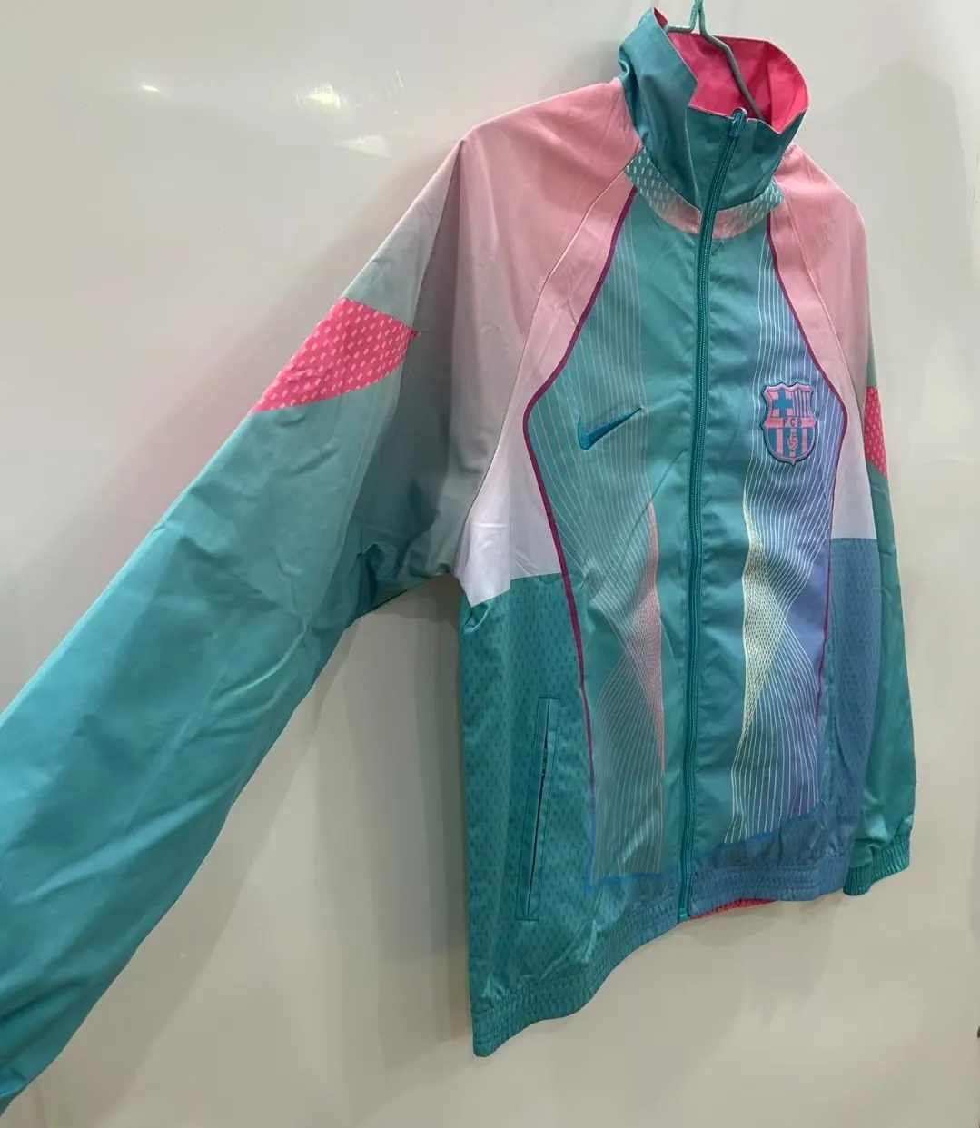 2025/2026 Barcelona Ters çevrilebilir Rüzgarlık Mavi ve Pembe Futbol forması 1:1 Tayland kalitesi - Görsel 4