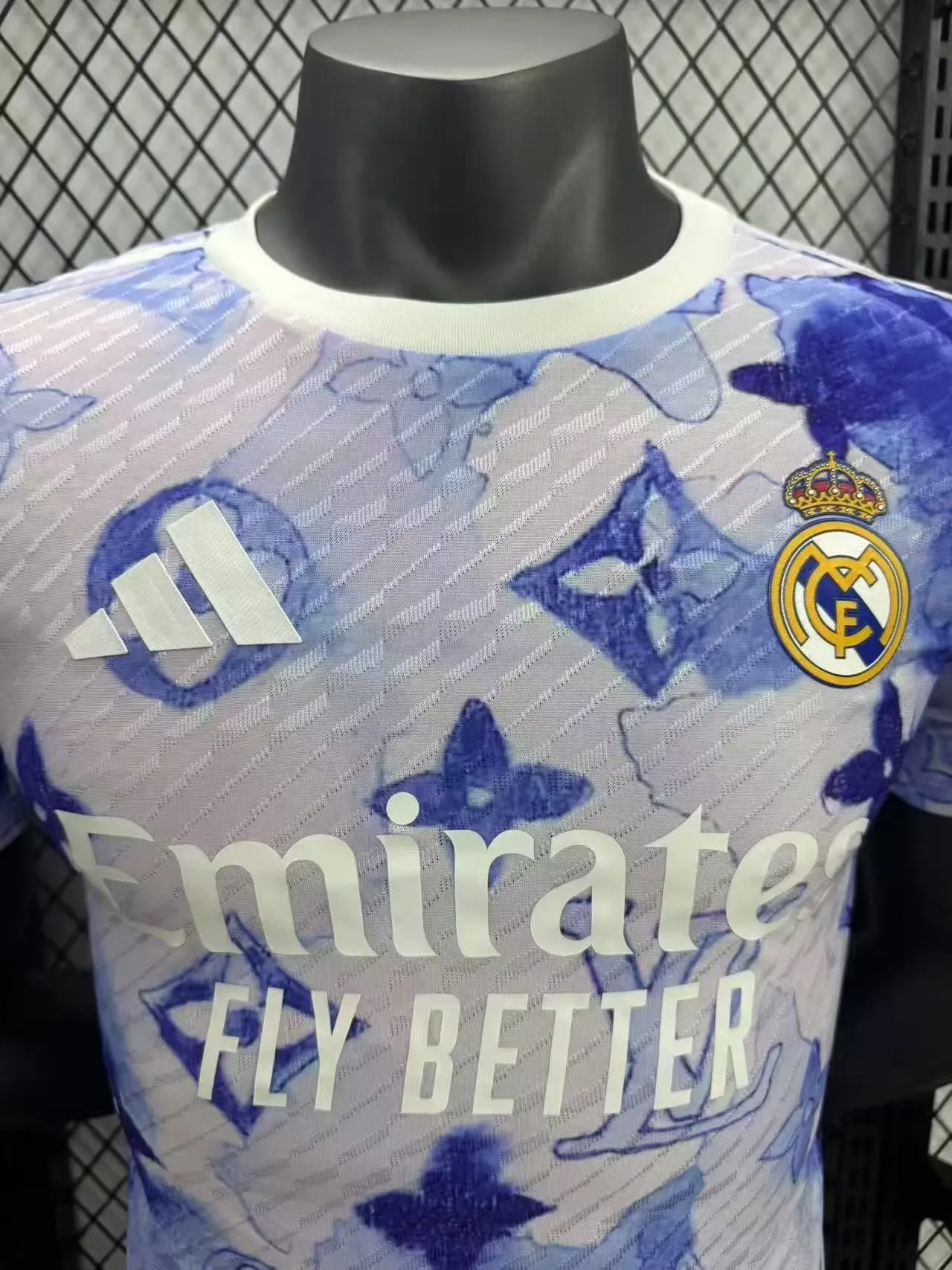 2025/2026 Игровая версия Real Madrid Lv Коллаборация Издание Футбольная футболка Тайское качество 1:1 — изображение 3