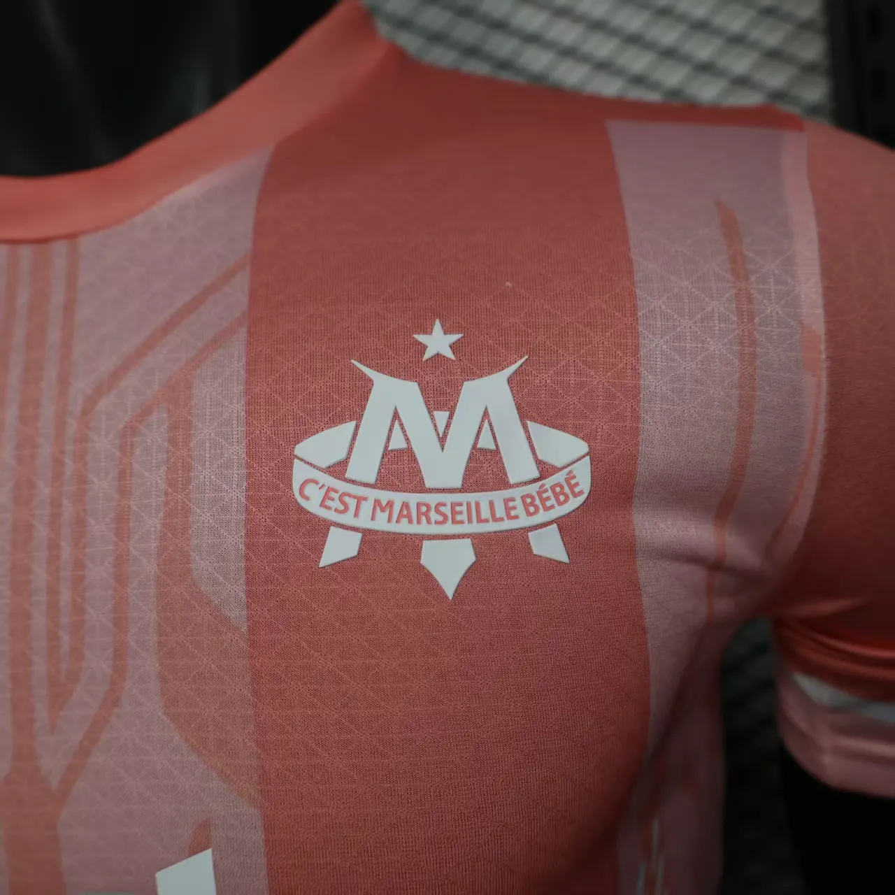 2025/2026 Oyuncu versiyonu Olympique de Marseille Özel sürüm Pembe Futbol forması 1:1 Tayland kalitesi - Görsel 5