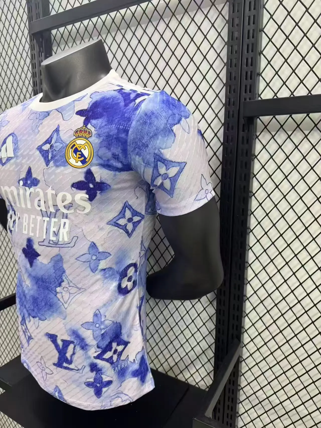 2025/2026 Игровая версия Real Madrid Lv Коллаборация Издание Футбольная футболка Тайское качество 1:1 — изображение 9