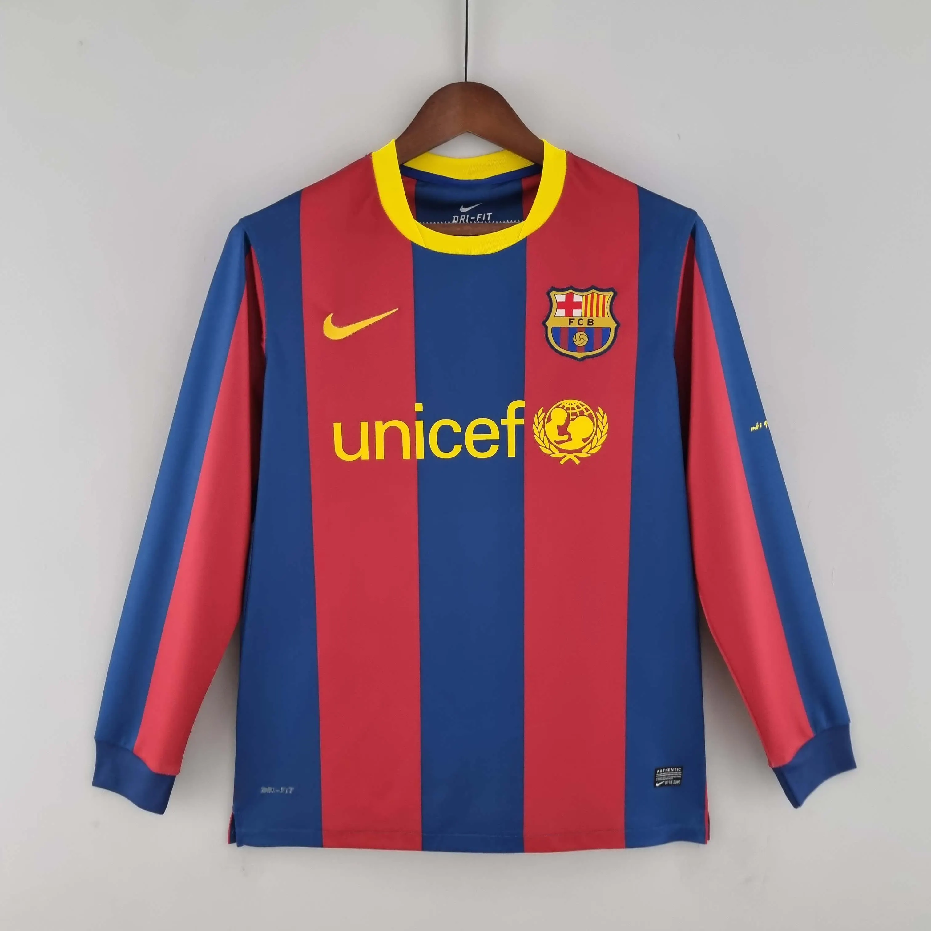 2010/2011 Ретро Длинный рукав Barcelona Домашняя Футбольная футболка Тайское качество 1:1