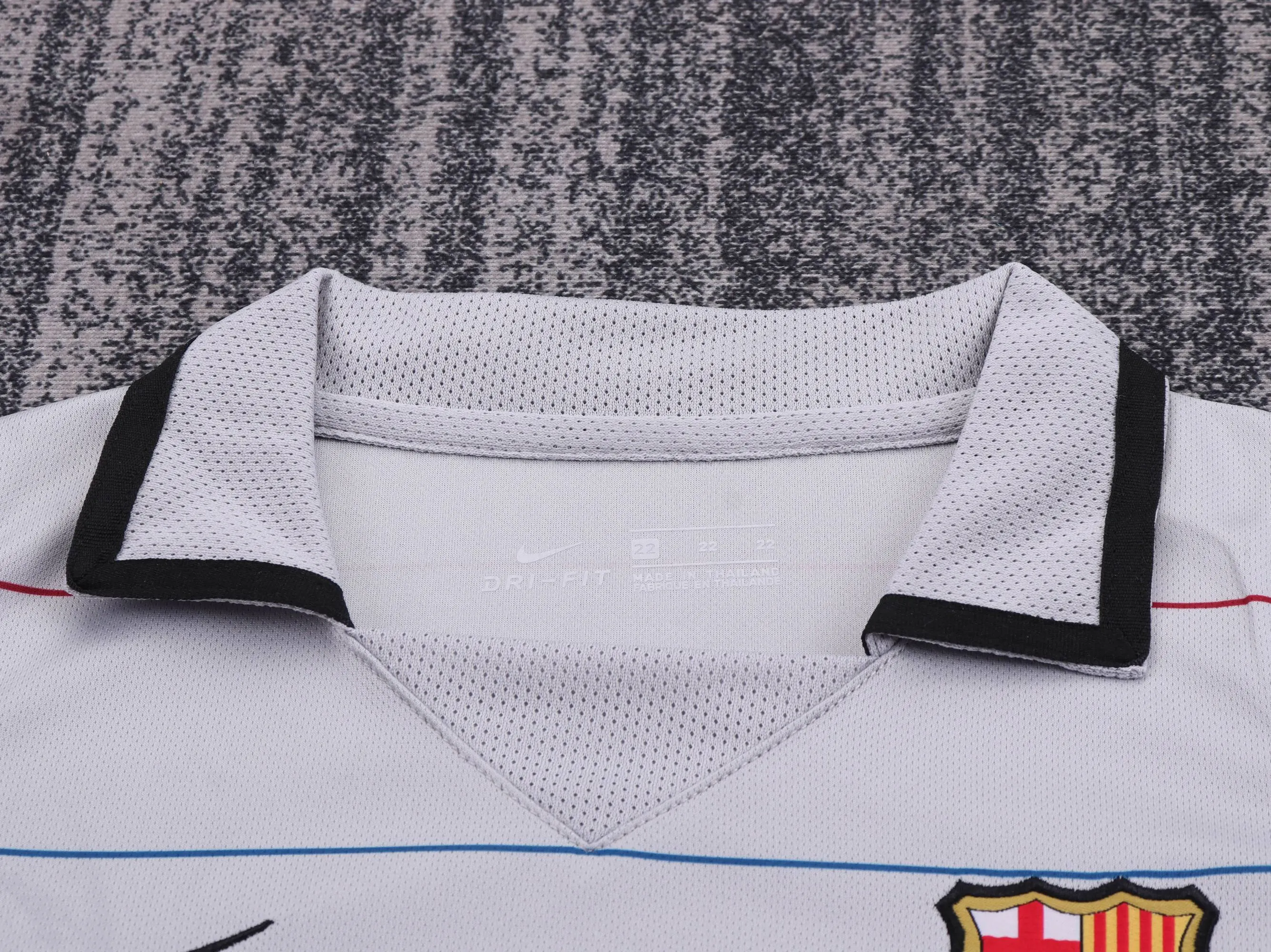 2003-2004 Retrô Barcelona Fora Camisa de futebol Qualidade tailandesa 1:1 Tamanho infantil - Image 3
