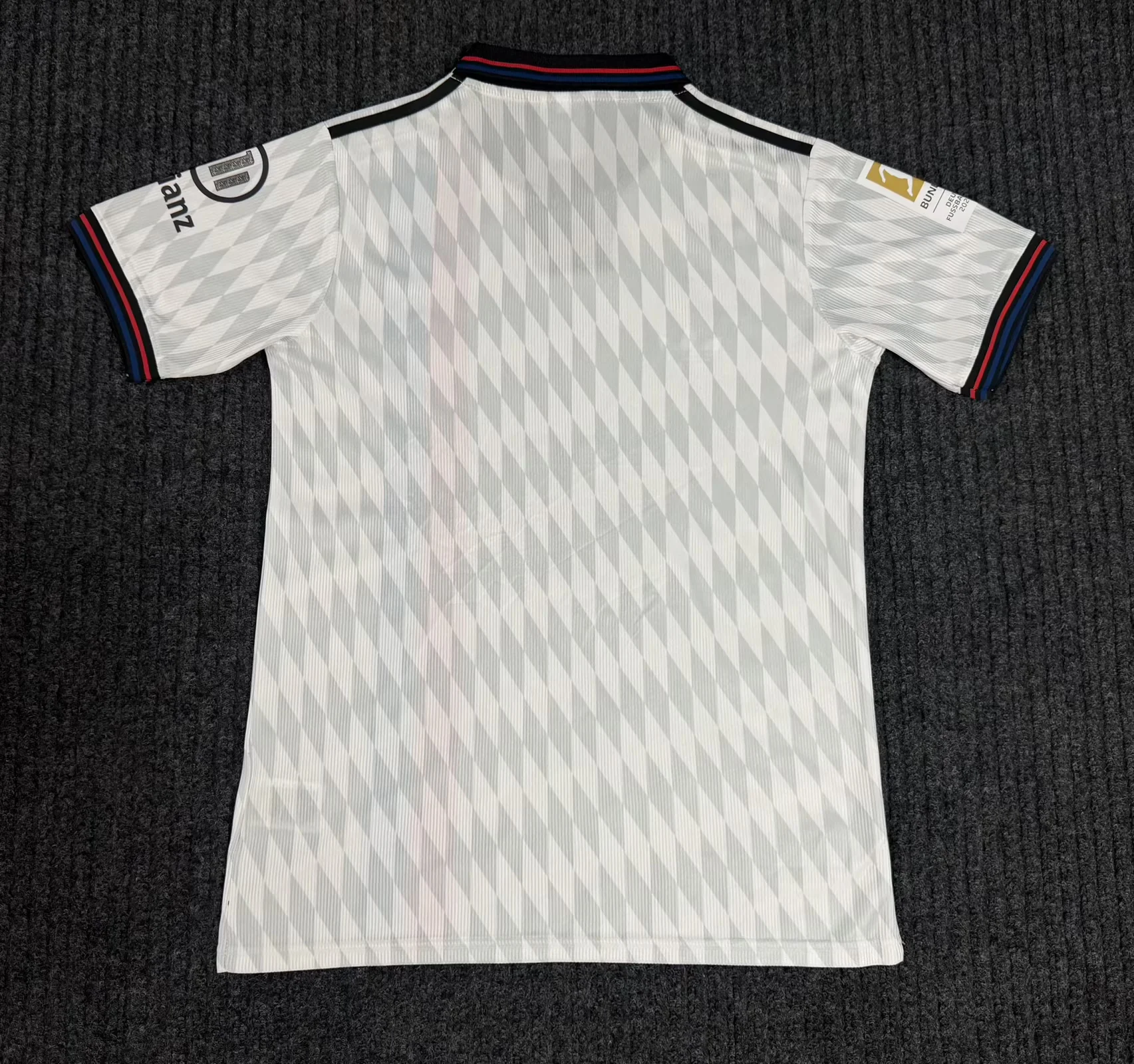 2026/2027 Bayern Munich Edição especial 03 Camisa de futebol Qualidade tailandesa 1:1 - Image 2
