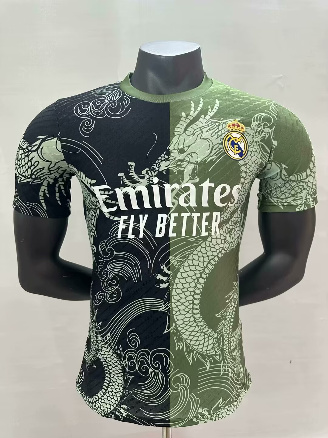 2025/2026 Versione giocatore Real Madrid Dragon Pattern Army Verde e Nero Maglia da calcio Qualità thai 1:1