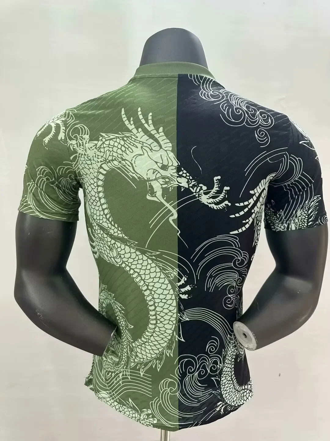 2025/2026 Versione giocatore Real Madrid Dragon Pattern Army Verde e Nero Maglia da calcio Qualità thai 1:1 - immagine 2