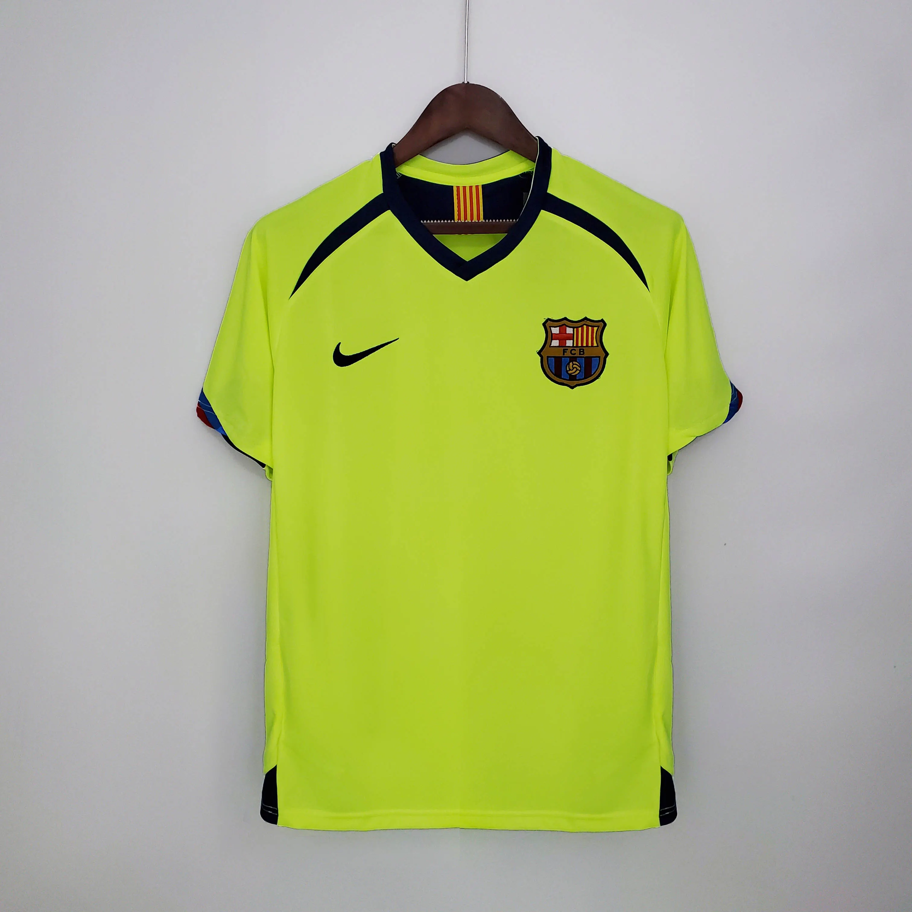 2005/2006 Retro Barcelona Deplasman Futbol forması 1:1 Tayland kalitesi