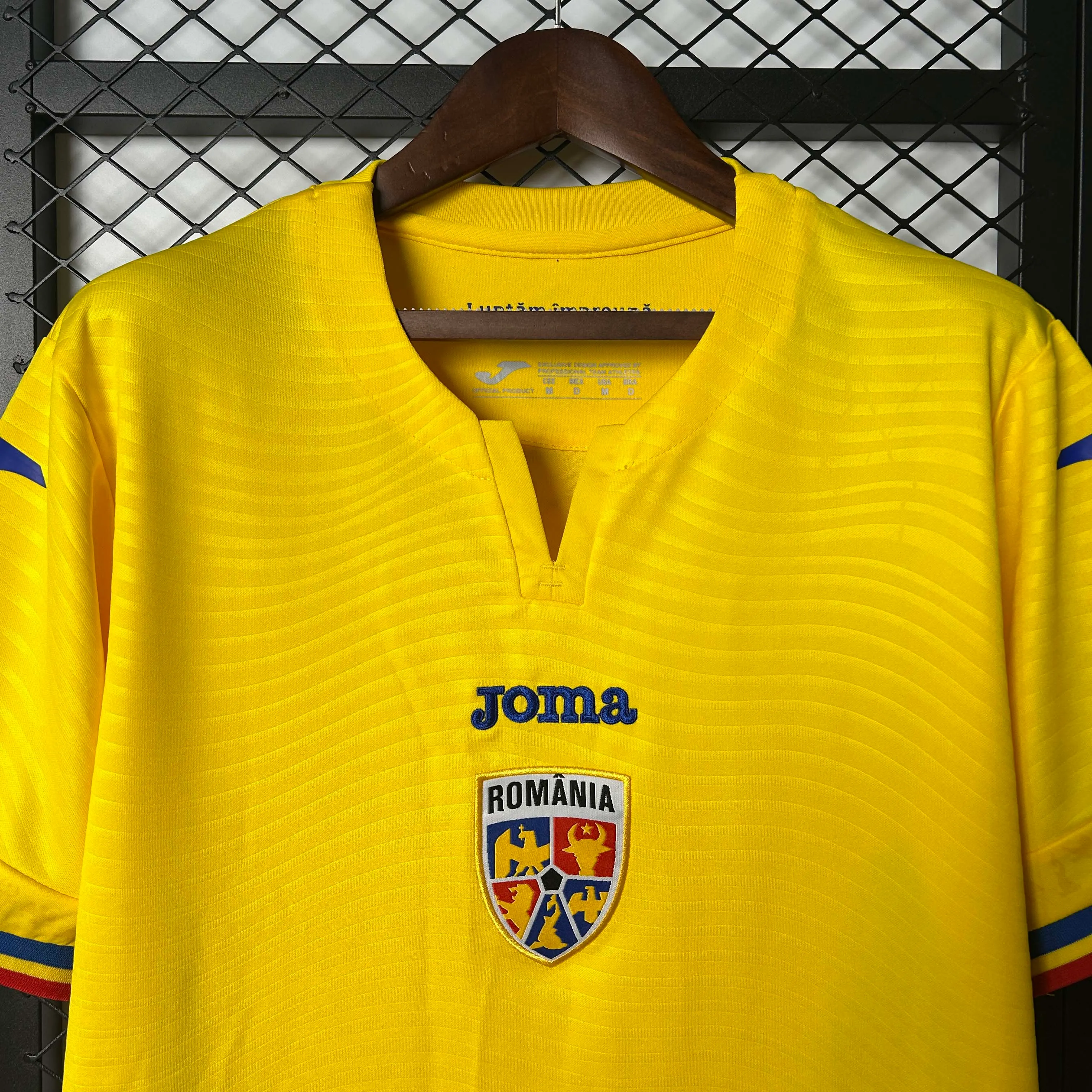 2025-2026 Romênia Casa Camisa de futebol Qualidade tailandesa 1:1 - Image 3