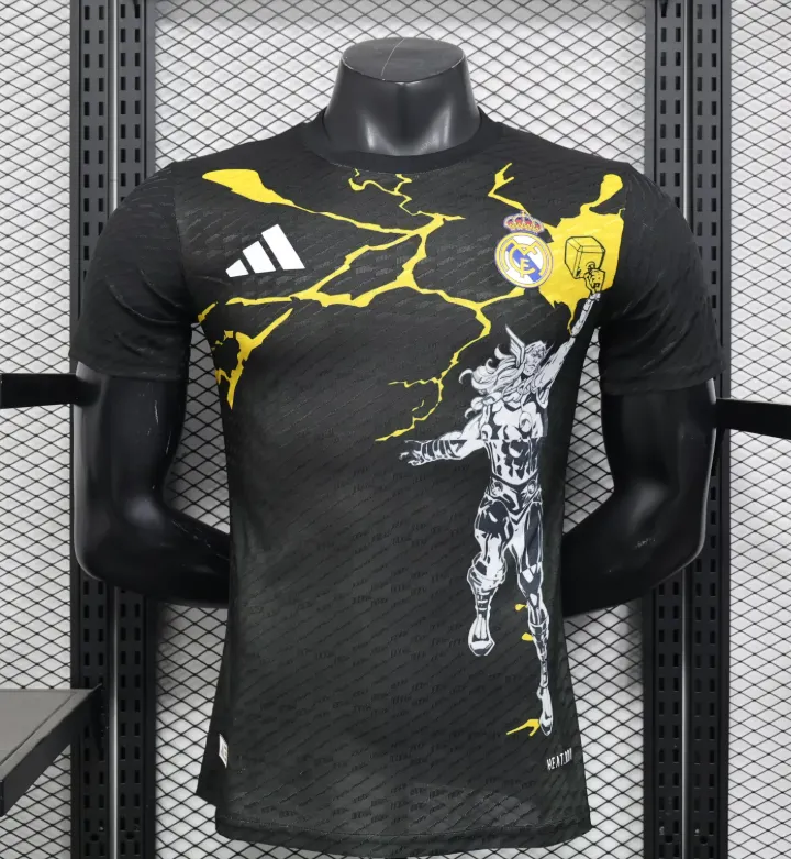 2025/2026 Version joueur Real Madrid Collaboration With Marvel 02 Maillot de football Qualité thaï 1:1