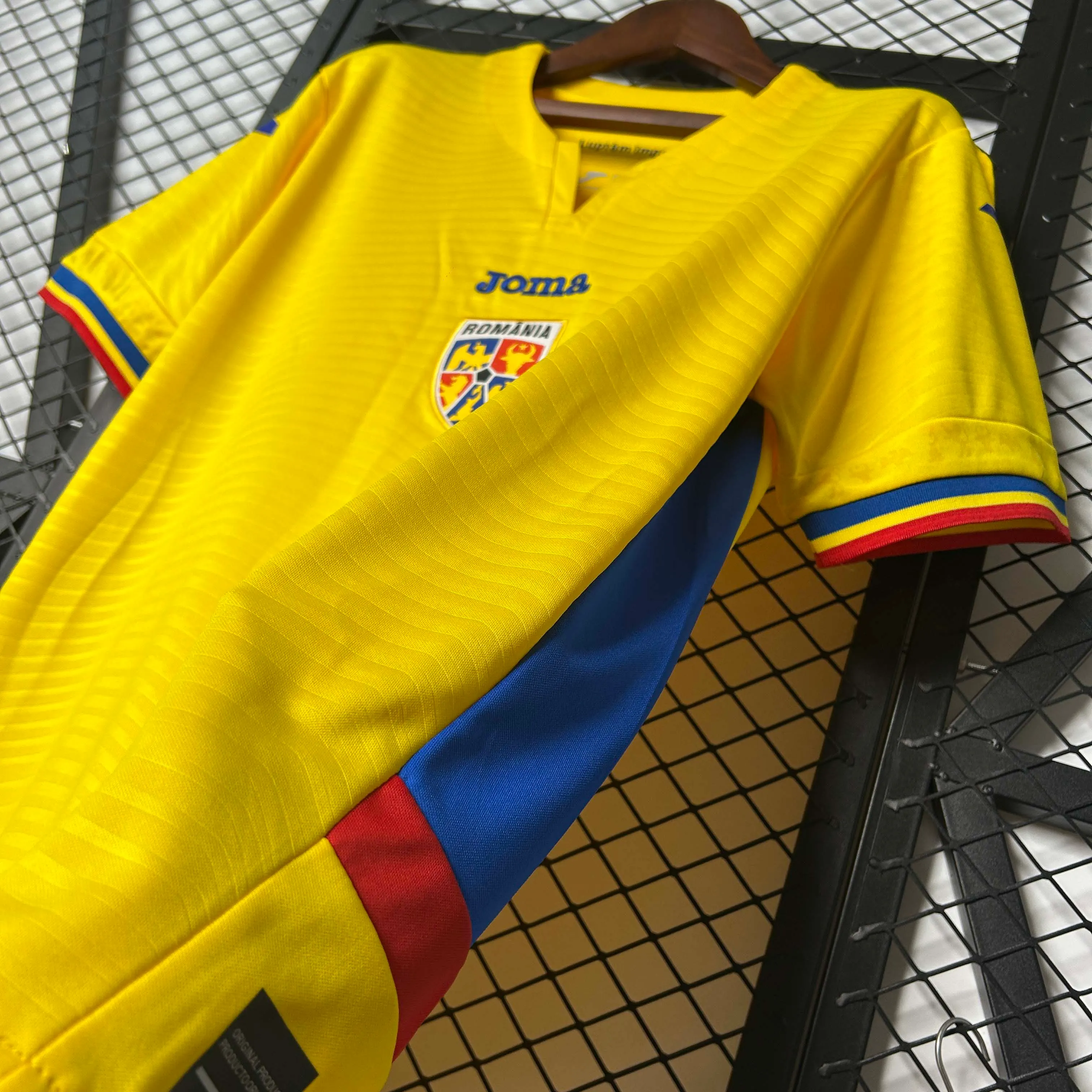 2025-2026 Romênia Casa Camisa de futebol Qualidade tailandesa 1:1 - Image 7
