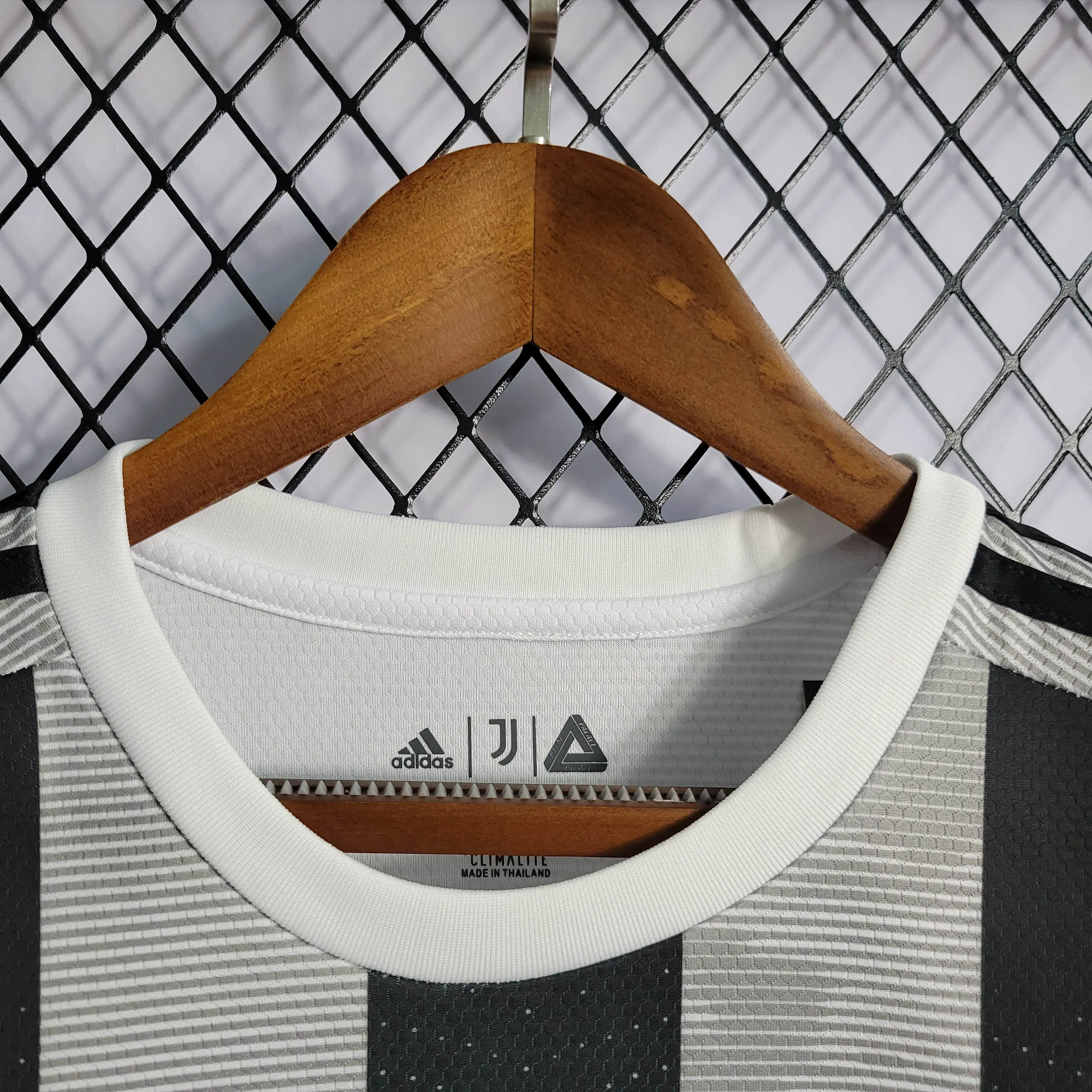 2019/2020 Retrô Juventus Edição Preto e Branco Stripes Camisa de futebol Qualidade tailandesa 1:1 - Image 7
