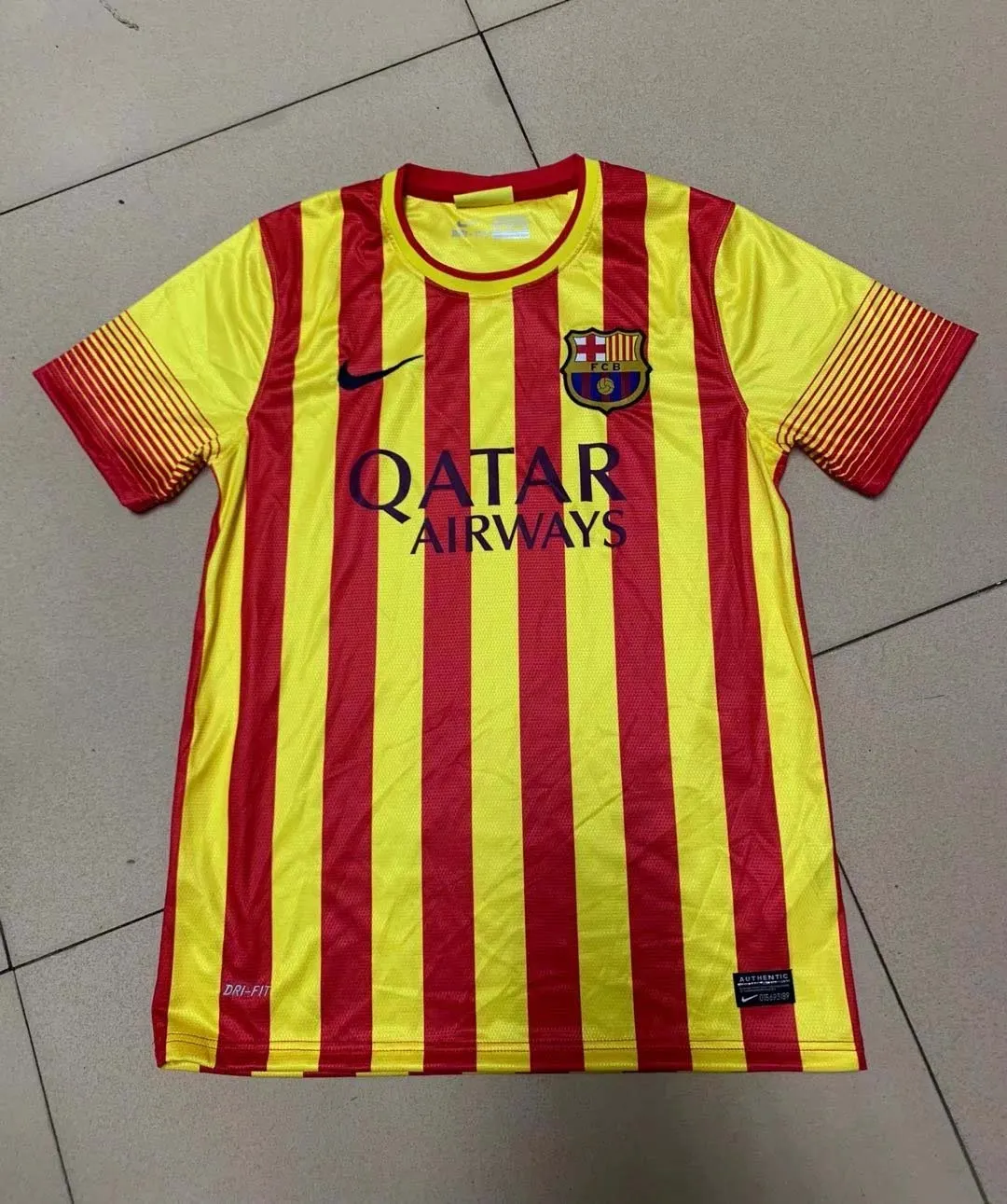 2013/2014 Retrô Barcelona Fora Camisa de futebol Qualidade tailandesa 1:1