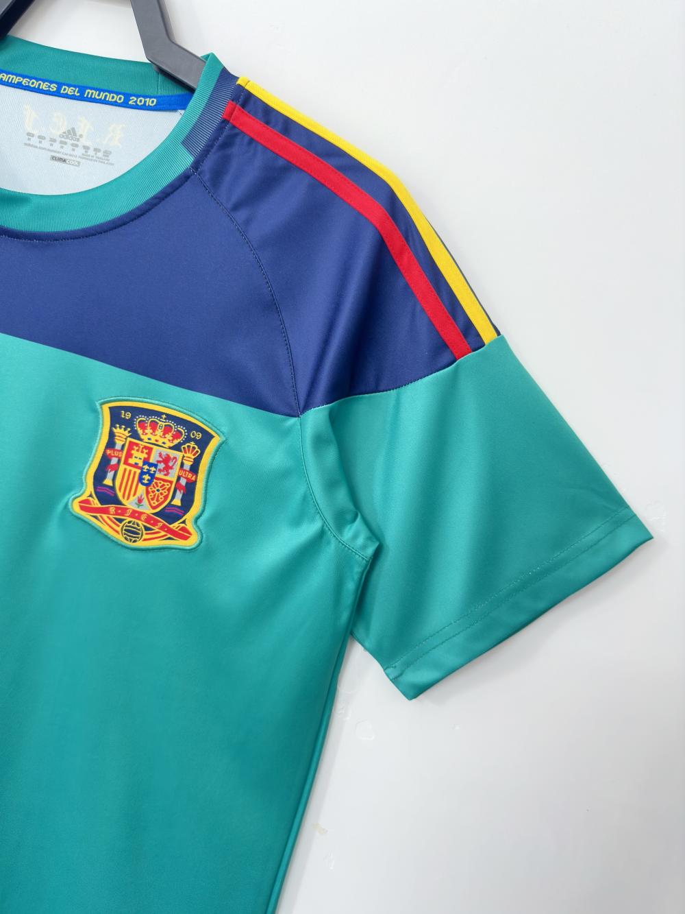 2010 Retro Spain Goalkeeper Soccer Shirt 1:1 Thai Quality - Image 4