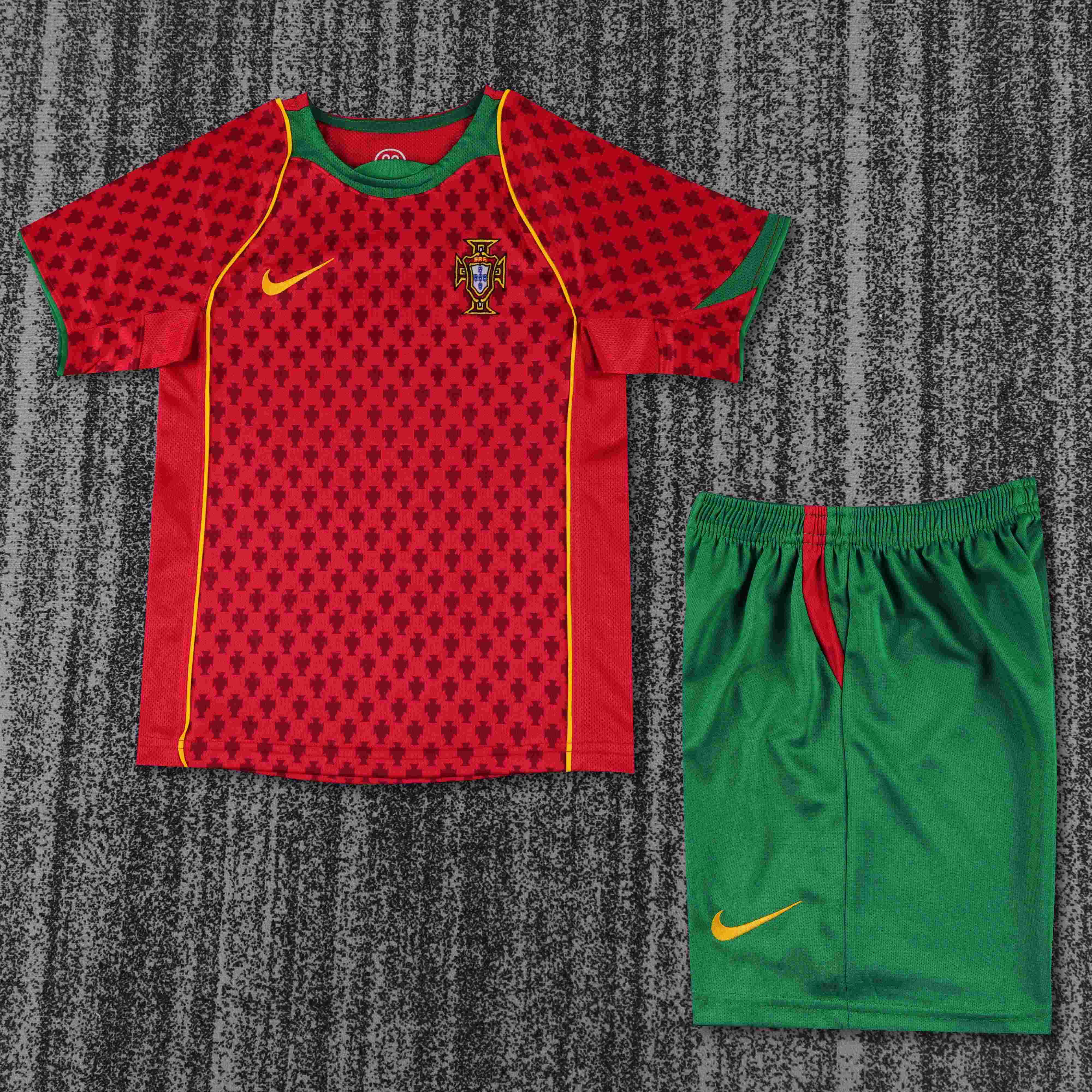 2004 Retro Portekiz İç saha Futbol forması 1:1 Tayland kalitesi Çocuk bedeni