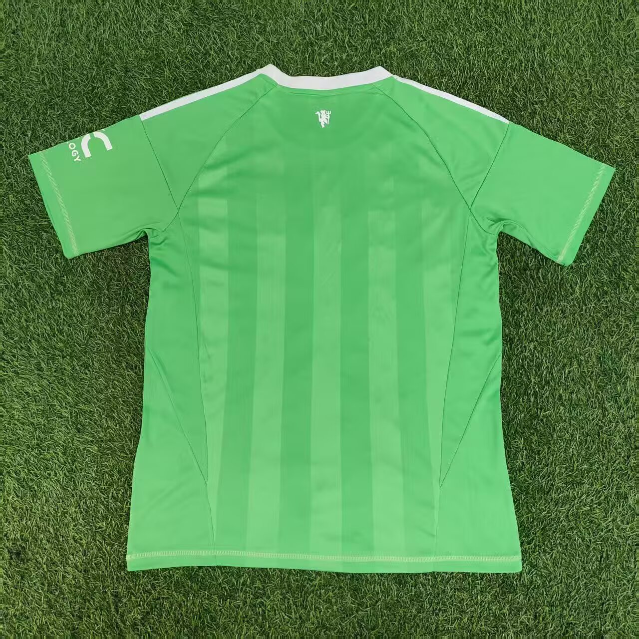 2025/2026 Manchester United Goalie Green Football Jersey 1:1 Thai Quality - Image 2