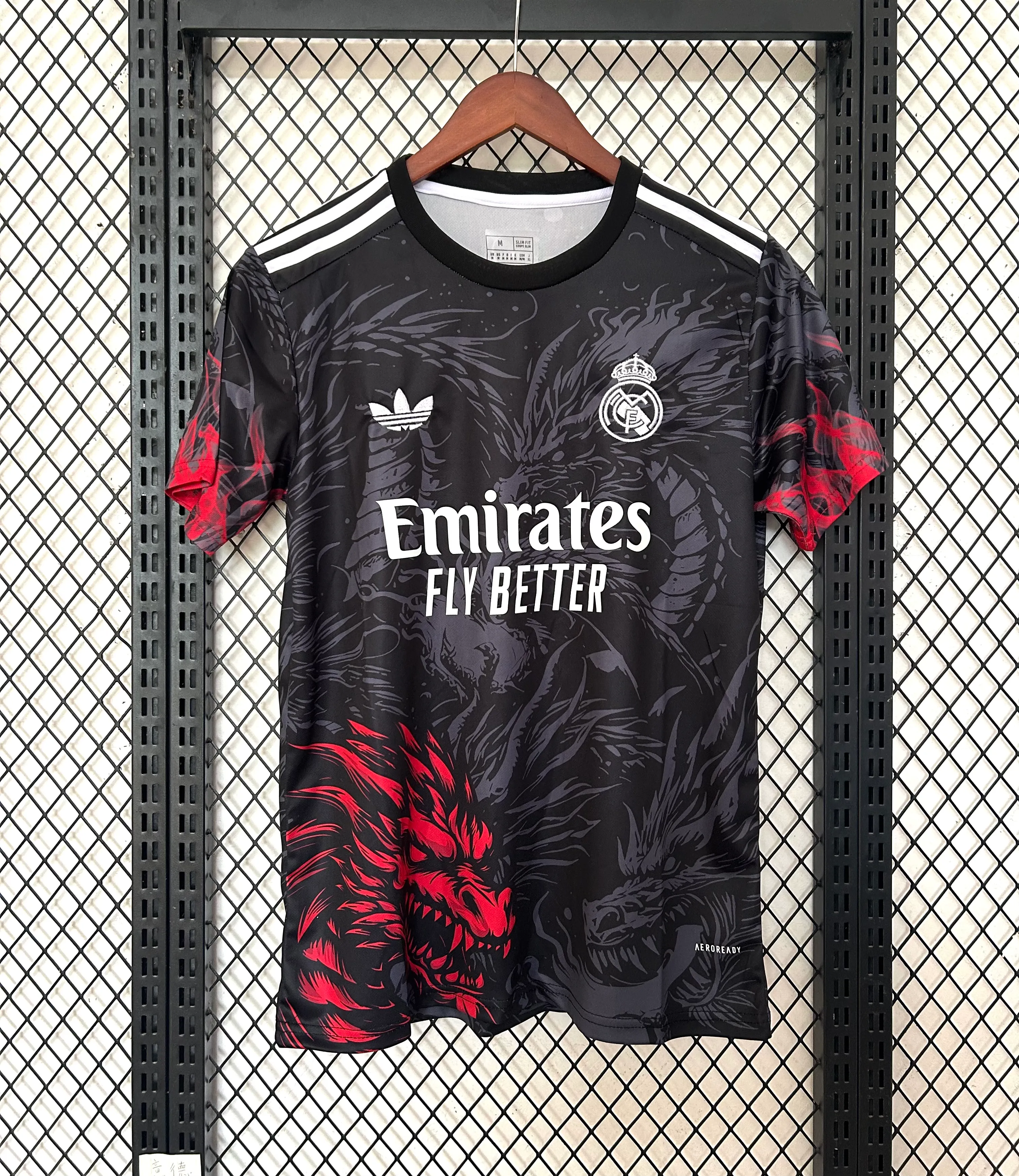 2025/2026 Real Madrid Dragon Siyah Özel sürüm Futbol forması 1:1 Tayland kalitesi