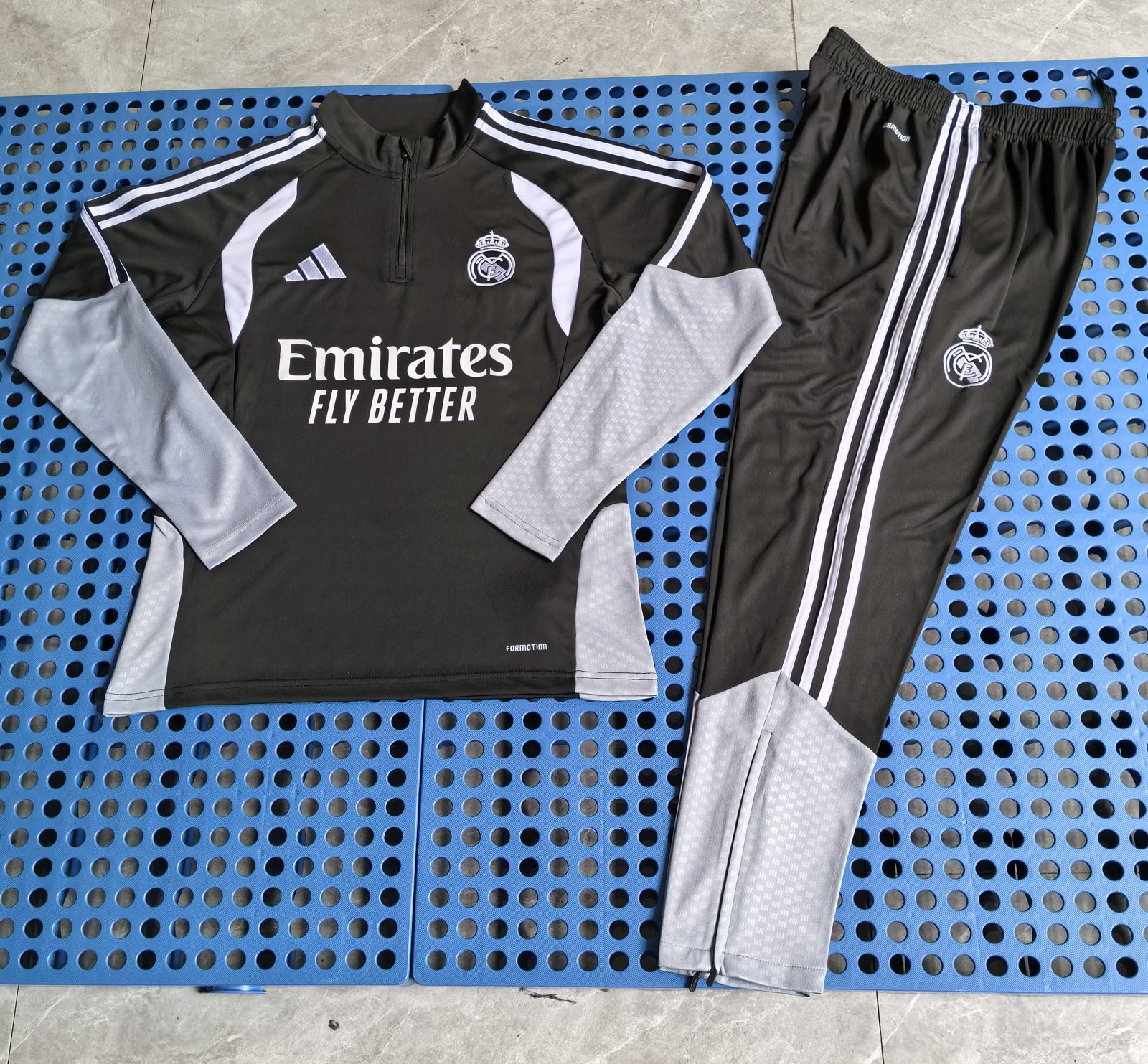 2026/2027 Real Madrid Agasalho meia-ziper Preto Camisa de futebol Qualidade tailandesa 1:1 Conjunto - Image 4